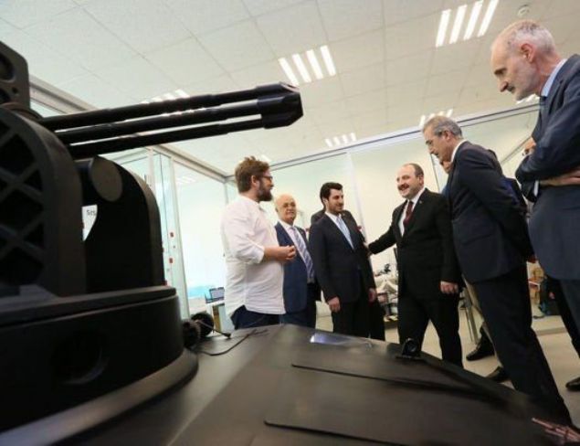 Gebze�deki Teknopark�ta tasar�m� ve yaz�l�m� tamamen bir T�rk firmas� taraf�ndan geli�tirilen ve Alkar ad� verilen savunma ama�l� �nsans�z Kara Arac� (�KA) t�pk� �nsans�z Hava Ara�lar� gibi g�revler ifa edebilecek.  