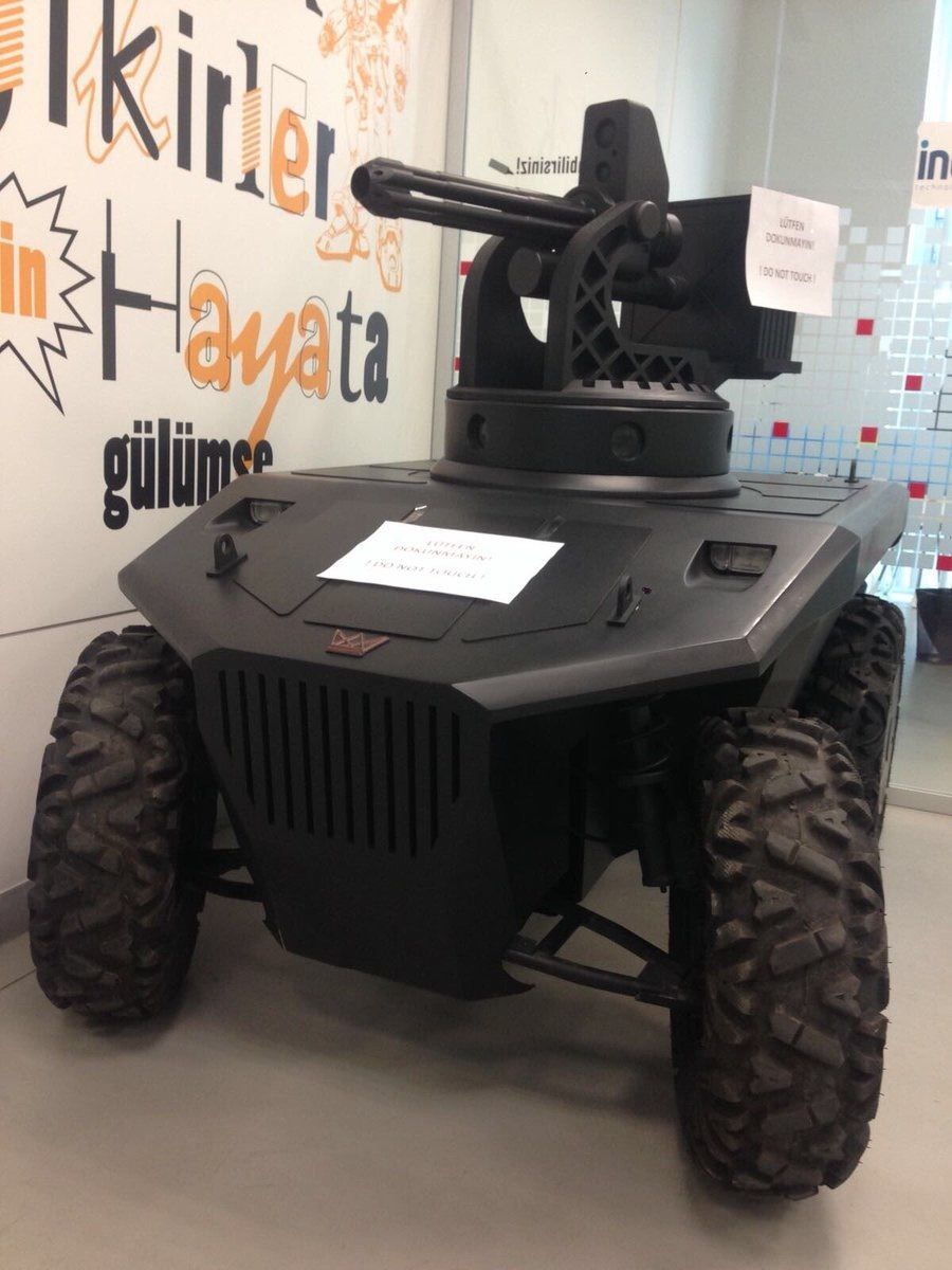 Her t�rl� arazi ko�ulunda s�r�c�s�z olarak yol alabilen Alkar, g�rsel, i�itsel ve durumsal veri aktar�m� yapabildi�i gibi �zel yaz�l�m� sayesinde birka� personelin tehlikeye at�larak yapabilece�i i�leri de �stlenebiliyor.     Arac�n mod�ler yap�s�, g�rev yuvas�na farkl� tip kalibre silah ve sistemlerin montaj�na imkan veriyor. Bunlar ihtiyaca g�re bir bomba imha robot kolu, (d��man) keskin ni�anc� tespit sistemi, 7.62 mm �ap�nda entegre M134 silah, 40mm bomba atar veya yaz�l�m tabanl� RFEYP k�reltme/kar��t�rma sistemi olabiliyor.    