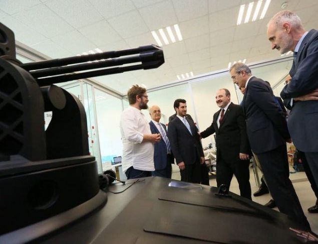 AZILIMI S�V�L ARA�LARDA DA KULLANILAB�L�R   <br><br>  Mesk�n mahallerde y�r�t�len operasyonlarda kullan�lmak �zere geli�tirilmi� olan otonom bir ara� olan Alkar��n yaz�l�m� sivil ama�larla modifiye edilerek s�r�c�s�z yerli ara�lar�n geli�tirilmesinde de rahatl�kla kullan�labilir durumda.    