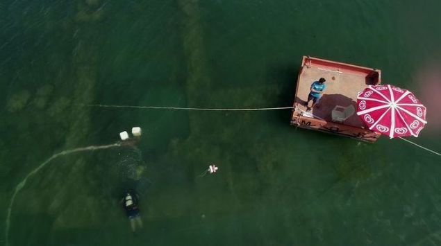     2014 ylnda havadan ekilen fotoraflar sayesinde znik Gl ierisinde farkedilip daha sonra yaplan aratrmalar neticesinde 2 bin yllk bazilika olduu kefedilen tarihi yapdaki su alt kazlar byk bir titizlikle srdrlyor.   