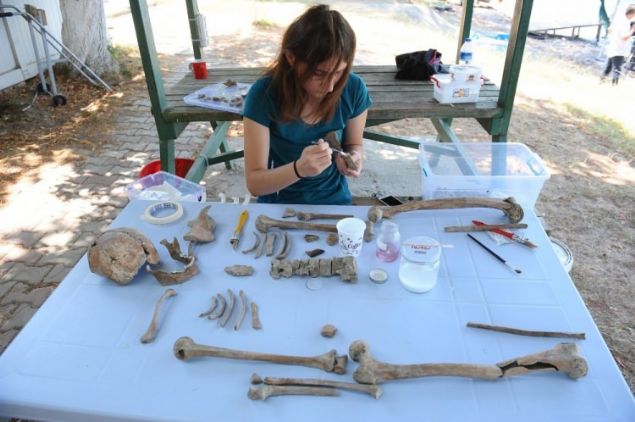     15 kiilik sualt arkeolog ekibiyle yaplan almalar ekibi tarafndan grntlendi.   