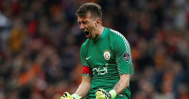                                                                 Fernando Muslera<br><br>  Galatasaray                                                       