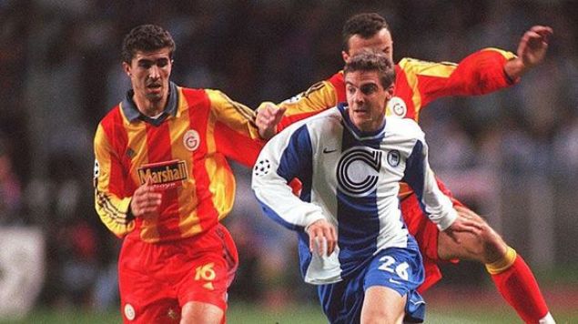                                                                 Ahmet Yldrm  <br><br>  lk olarak ismini Fenerbahe formas altnda duyuran Ahmet Yldrm, 1993 ylnda yarm sezon Sar Lacivertli ekipte forma giydi. 1999 ylnda Galatasaray'a giden Ahmet, UEFA Kupas kadrosunda da yer ald.                                                           