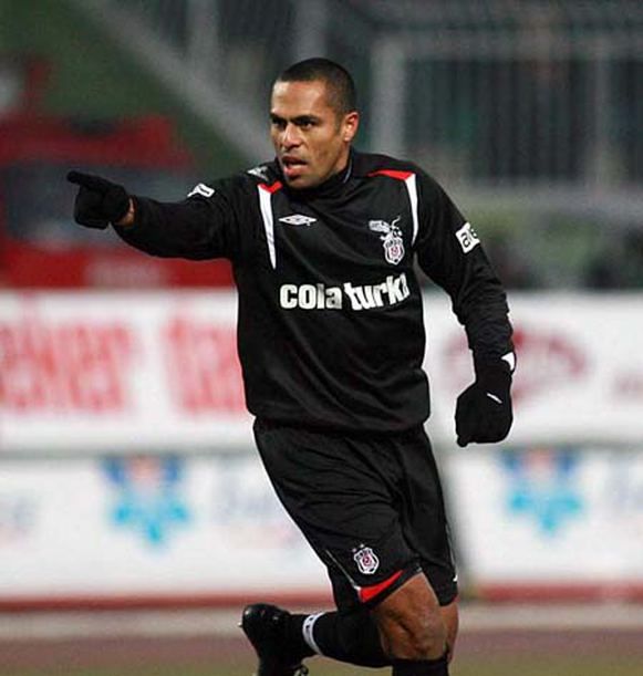                                                                 Dnemin teknik direktr Tigana'nn zellikle istedii Nobre'yi Beikta, Fenerbahe'nin elinden kapt. Trk vatadandalna geerek Mert ismini alan Nobre, 5 sezon Siyah Beyazl ekibin formasn giydi.                                                                         