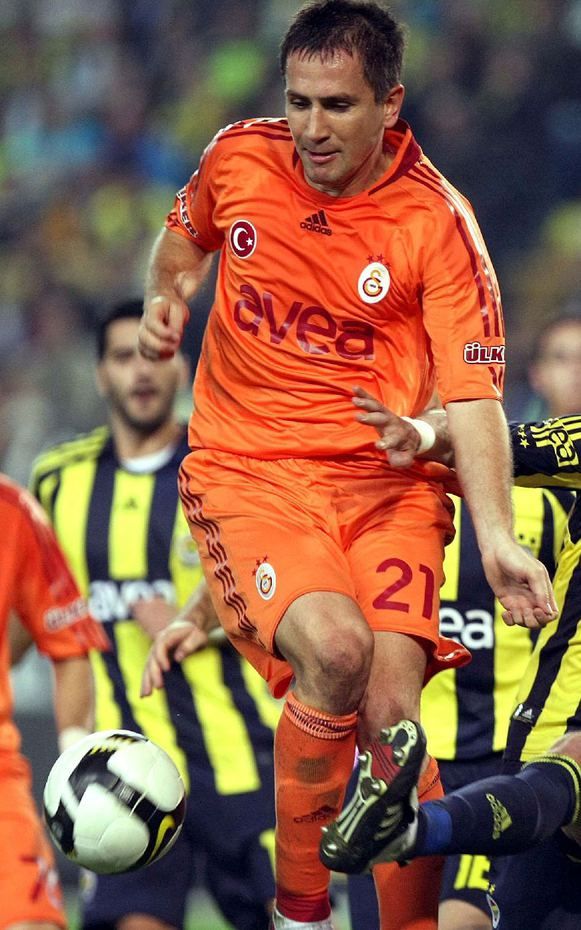                                                                 Ardndan 2000 ylnda Galatasaray'a transfer olan Emre, 3 yl boyunca Sar Krmzl formay giydi.                                                           