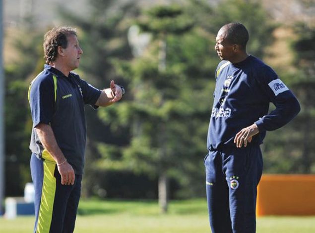                                                                 Fenerbahe ile 3 kez ampiyonluk, 1 kez TFF Sper Kupa sevinci yaad. 2007 ylnda Trk Milli Takmnn en iyi futbolcusu seildi.                                                                            