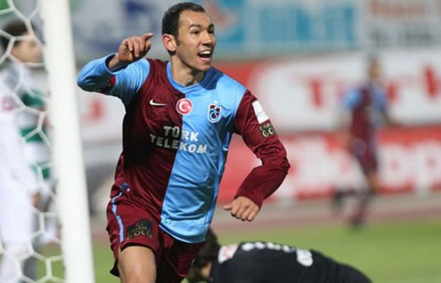                                                                 Umut Bulut  <br><br>  Trabzonspor, golc futbolcusu Fatih Tekkenin takmdan ayrlmas durumunda hcumda sknt yaamamak iin 10 Haziran 2006'da Umut'la drt yllk szleme imzalad. Umut yeni takmnda daha nce Hami Mandral'nn giydii 10 numaral formann yeni sahibi oldu. 2007-08 sezonunda Ersen Martin ve Gkdeniz Karadeniz gibi nemli futbolcularn takmdan ayrlmasyla takmnn gol ykn tek bana ekmesine karn ligde 14 gol att. Ayn sezon 15. haftada Gaziantepspor ile oynanan man 17. saniyesinde fileleri havalandrarak, o sezonun en erken goln atan futbolcusu nvann ald.                                                                                    