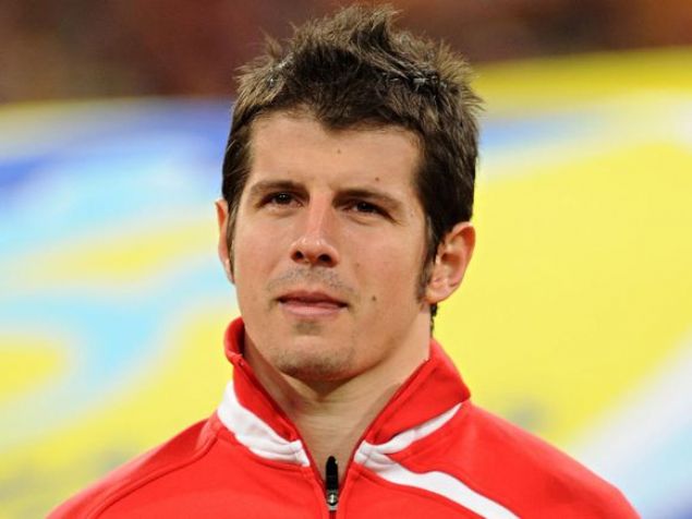                                                                 Emre Belzolu  <br><br>  Trk futbolunun yetitirdii en nemli futbolculardan birisi olan Emre Belzolu, iki ezeli takm taraftarn kar karya getiren futbolcularn banda geliyor.                                                           