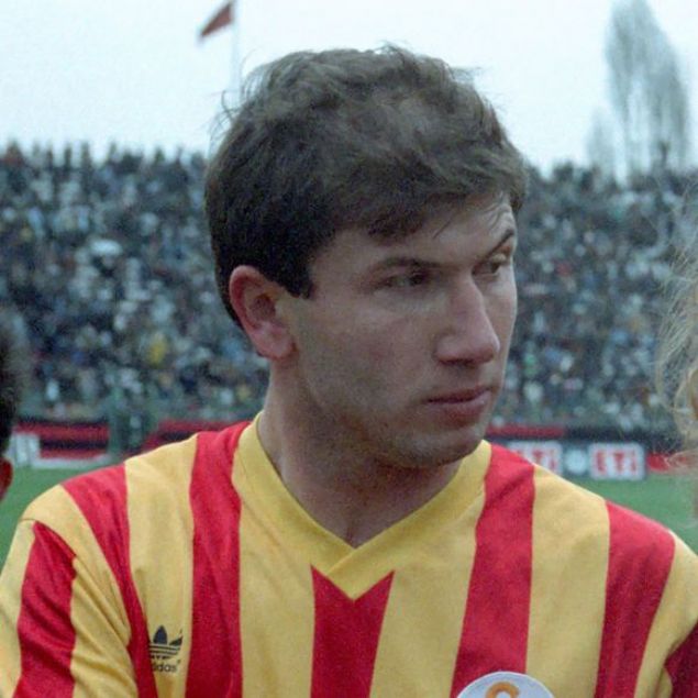                                                                 Tanju olak  <br><br>  Trk futbol tarihinin en nemli golclerinden birisi olan Tanju olak, 987-1991 yllarnda Galatasarayda forma giydi.                                                           