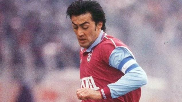                                                                 Ogn Temizkanolu  <br><br>  Almanya'da futbol oynamaya balayan futbolcu, oradan Trabzonspor`a transfer oldu; 1989-1999 yllar arasnda Trabzonspor, 1999-2003 yllar arasnda Fenerbahe, 2003-2004 sezonunda Konyaspor, 2004-2005 sezonunda Akaabat Sebatspor formalarn giydi.                                                               