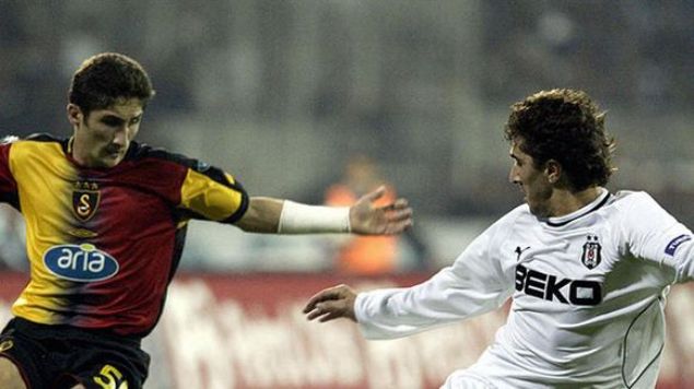                                                                 Galatasaray'dan Beikta'a giden defans oyuncusu en baarl dnemini Siyah Beyazl ekipte yaad. 100. ylda dnemin Beikta teknik direktr Lucescu tarafndan sk sk forma ans bulan Ahmet, kazanlan ampiyonlukta pay sahibi oldu.                                                            