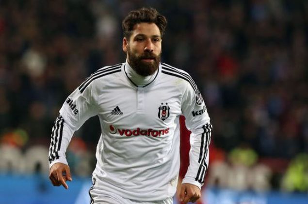                                                                 Olcay ahan  <br><br>  Uzun bir sre ad Galatasaray ile ardndan da Bursaspor ile anlan Olcay, 2012 ylnda Kaiserlautern'den Beikta'a transfer oldu. Samet Aybaba'nn banda olduu Beikta'ta ilk 11'in deimez ismi olan Olcay ahan, gsterdii performansla ksa srede kendisini kabul ettirdi. 2012-2016 yllar arasnda Beikta formasn giyen Olcay ahan, takm ile toplamda 142 maa kp 34 kez fileleri havalandrd.                                                                                 