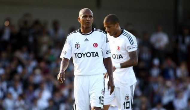                                                                 2008 ylnda spanya'nn Sevilla kentinde Real Betis takmna gitti. 27 Austos 2010 tarihinde Beiktaa geldi. 2 yl burada oynadktan sonra 1 Mart 2013 tarihinde eski kulb Olaria ile szleme imzalayarak Brezilya'ya geri dnd.                                                                           