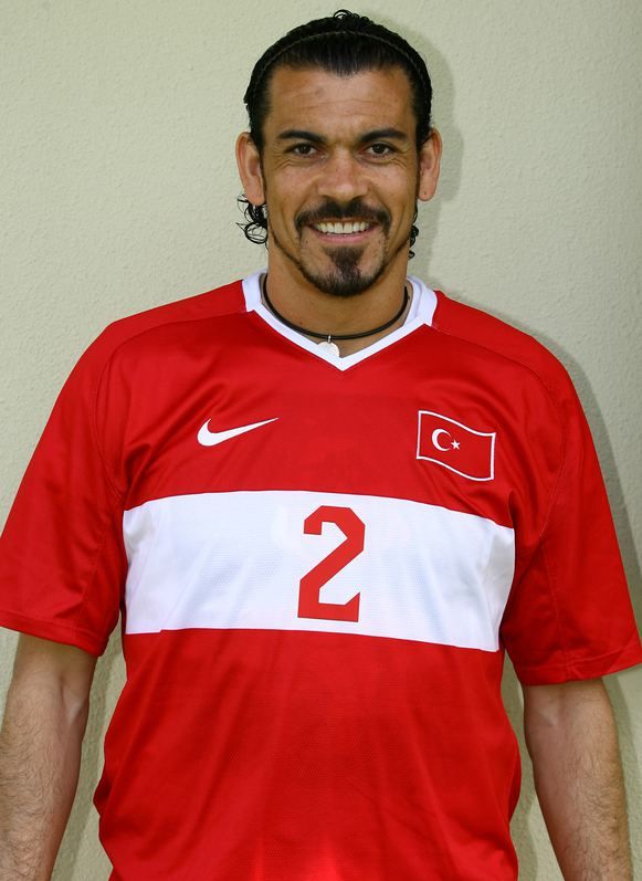                                                                 Sar Lacivertli ekipte 2 ampiyonluk yaayan Servet, 30 Austos 2006'da Sivasspor'la 2 senelik szlemeye imza att.                                                           