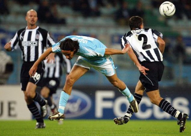                                                                 2003-2006 yllar arasnda Beikta'ta oynayan Emre Ak, Galatasaray'a geri dnd ve futbolu Sar Krmzl takmda brakt.                                                           