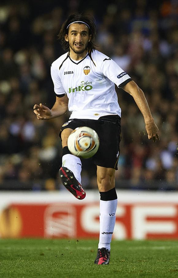                                                                 2010 ylnda spanya'nn kkl kulplerinden Valenciaya transfer oldu. Valenciada 2010  2011 sezonunda 23 lig, 1 kral kupas ve 5 ampiyonlar ligi manda forma giyen futbolcu, la ligadaki ilk goln o sezon Gijon alarna gnderdi.                                                           