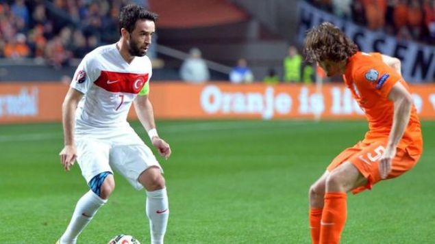                                                                 17 Kasm 2007 ylnda A Milli Takm formasn ilk kez Norve karsnda giyen Gkhan Gnl, ma kazandran isim olmutu. Sakatlanan brahim Ka'n yerine oyuna giren Gkhan, adeta ma deitiren isim olmu ve performansyla galibiyeti getiren isimlerin banda geliyordu.                                                           