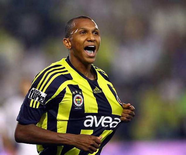                                                                 Ancak geldii dier futbolculardan farkl olarak kalc olmay baarmtr. 2 sezon Trabzonspor'da oynadktan sonra 2003-2004 sezonunda Trabzonspor takmndan 3 yllk szleme yaplarak Fenerbahe'ye transfer edildi.                                                                               