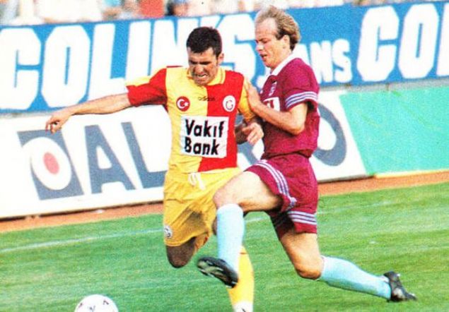                                                                 Abdullah Ercan  <br><br>  Abdullah Ercan, 1990 ylnda Trabzonspor'da profesyonel oldu. Kariyerinin en uzun ve nemli dnemini Trabzonspor'da geirdi. Kurduu kadroyla bir dnem mill takma en ok futbolcu gnderen Trabzonspor, buna karn lig ampiyonluunu elde edemeyince bir dalma srecine girdi ve Abdullah 19992000 sezonunda Trabzonspor'dan Fenerbahe'ye gitti.                                                                     