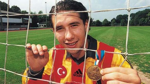                                                                 Mehmet Yozgatl  <br><br>  Galatasaray altyapsnda yetien Mehmet Yozgatl, 2000 ylnda kazanlan UEFA Kupas'nda da kadroda bulunuyordu.                                                            