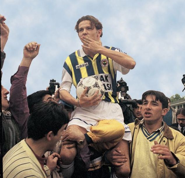                                                                 1995 ylnda Trkiye'ye Bursaspor formasyla ayak basan Bali, 1998 ylnda 9.5 milyon euro'ya Fenerbahe'nin yolunu tuttu.                                                            