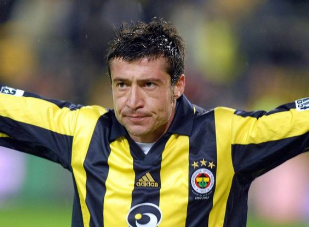                                                                 Tmer Metin  <br><br>  Den performansndan dolay ve Beikta ar taraftar grubuyla olan ilikisi sonucu 2006-2007 sezonunda Fenerbahe'ye transfer olmutur.                                                           