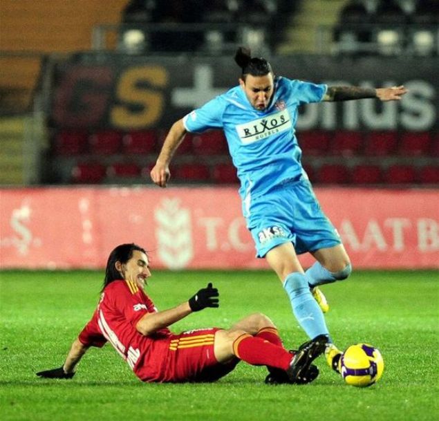                                                                 Galatasaray S.K.'ne, bir milyon dolar karnda, be yllk bir szlemeye imza atarak katlan Topal, bylece 14 numaral formann sahibi oldu. Teknik direktr Erik Gerets zamannda fazla forma giyme ans bulamayan baarl oyuncu, 2007-2008 sezonunda, Feldkamp'n ynetime gelmesi ile birlikte ilk 11'de, sakatlanan Tobias Lindreoth'un yerine geerek kendisine yer buldu.                                                           