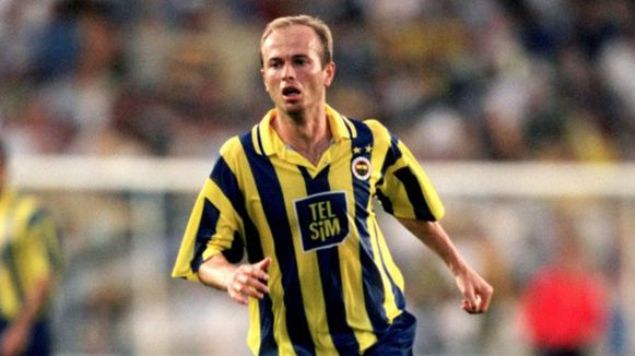                                                                 Fenerbahe'deki ilk resm mana, 8 Austos 1999'da Vanspor karsnda kt. Fenerbahe formasyla 1, toplamda 2 defa A mill takm kaptanl yapmtr. 71 defa A, 23 defa mit, 4 Olimpik, 10 A Gen milli olmutur. 19 Ekim 2002 tarihinde sresiz olarak kadro d braklm, 15 Kasm 2002 tarihinde teknik ynetimin istei ve de ynetim kurulunun onayyla affedilmi, tekrardan A takma alnmtr.                                                                   