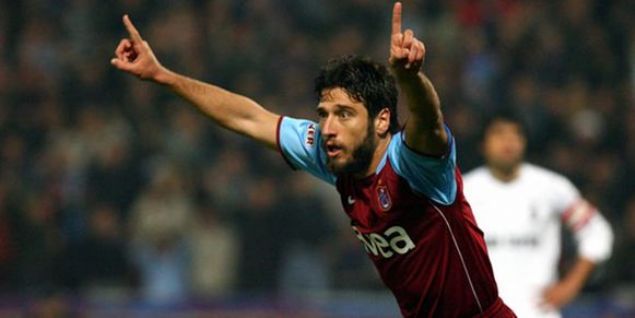                                                                 Egemen Korkmaz  <br><br>  Egemen 2008-09 sezonu yaz transfer dneminde, Trabzonspor'la  yllk szleme imzalad. Trabzonspor'un 3 yl formasn giyen baarl stoper 84 lig manda 7 gol kaydetti. 2009-10 sezonu ncesi Trabzonspor'un kaptan olarak ilan edilen Egemen 14 Eyll 2009'da stanbul Bykehir Belediyespor ile oynanan lig manda '3' gol atarak hatrick yapan savunma oyuncular arasnda yerini ald.                                                        