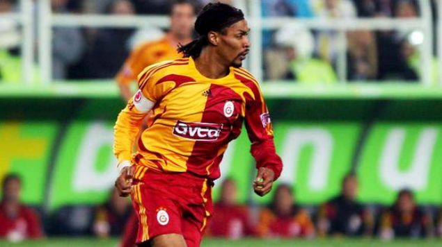                                                                 Rigobert Song  <br><br>  Song, 13 Temmuz 2004 tarihinde teknik direktr Gheorghe Hagi ynetimindeki Galatasaray'a transfer oldu. Galatasaray'da ki ilk yllarnda Stjepan Tomas'la savunmada gl bir ortaklk oluturdu. 2007-08 sezonunda ise Emre Gngr'n transferiyle sezonun ikinci yarsnda yedek kalmaya balad.                                                                                       