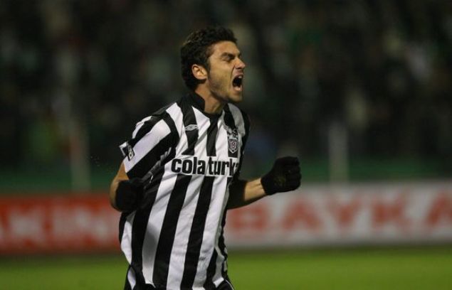                                                                 Burak Ylmaz  <br><br>  Antalyaspor formas altnda gsterdii performansla devleri peine takan Burak Ylmaz, 2006-2007 sezonunda 1 milyon euro'ya Beikta'n yolunu tuttu. Fakat Beikta mecaras Burak iin pek de iyi gitmedi. Dnemin teknik direktr Tigana, zaman zaman Burak'a forma ans verse de Burak, 2008 ylnda Manisaspor'un yolunu tuttu.                                                           