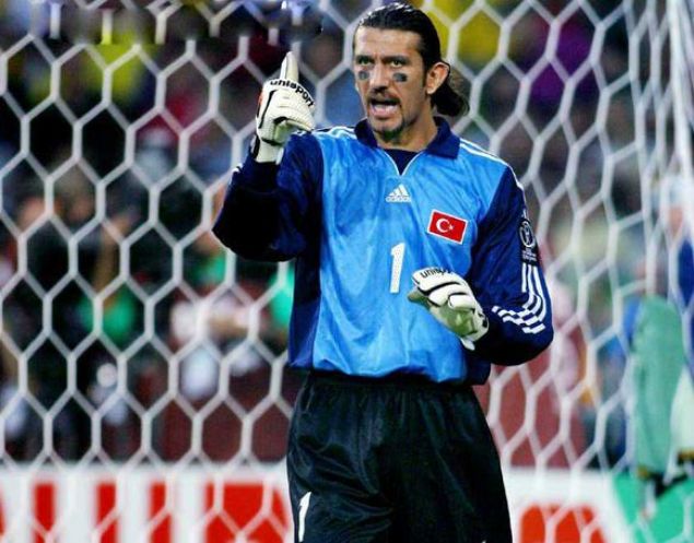                                                                 Futbolu braktktan sonra 'Fenerbahe mi yoksa Beiktal msnz' sorusuna 'Eskiden Galatasaraylydm imdi Fenerbaheliyim. Bir taraftan Beikta' sevip tutuyorum' diye konumutu.                                                           