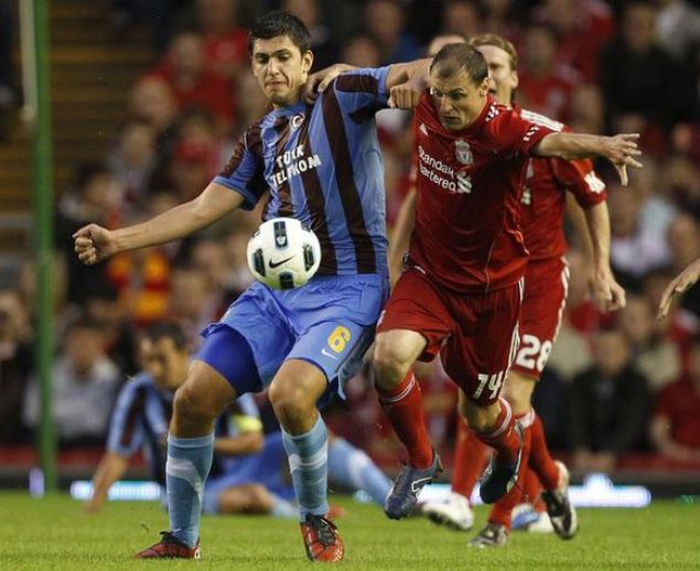                                                                 Ceyhun Glselam  <br><br>  Gurbeti futbolcu Ceyhun Glselam, SpVgg Unterhaching II'den 13 Mays 2008 tarihinde Trabzonspor ile 3+1 yllk szleme imzalad.Ceyhun sezon sonunda lig ve kupa dahil olmak zere 20 maa kp 5 gol att. Sezon sonunda ise Trabzonspor ynetimi bu oyuncuya szleme yenileme tekliflerini sunsa da Ceyhun, bu teklifi redetti ve menajerinle gelen teklifleri deerlendieceini belirtti.                                                          