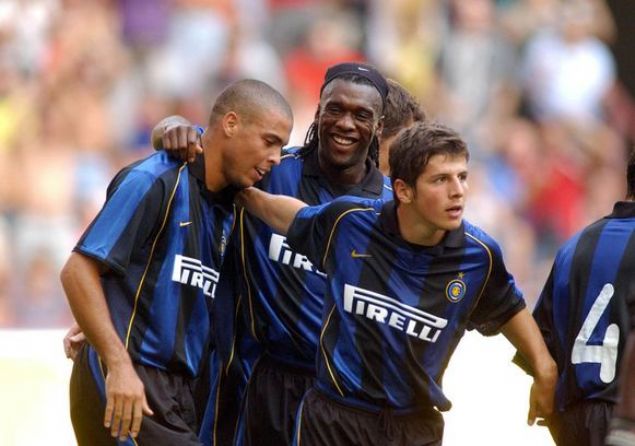                                                                 1996 ylnda Galatasaray formas giymeye balayan Emre, 2001 ylnda bonservissiz olarak nter'e transfer oldu.                                                            