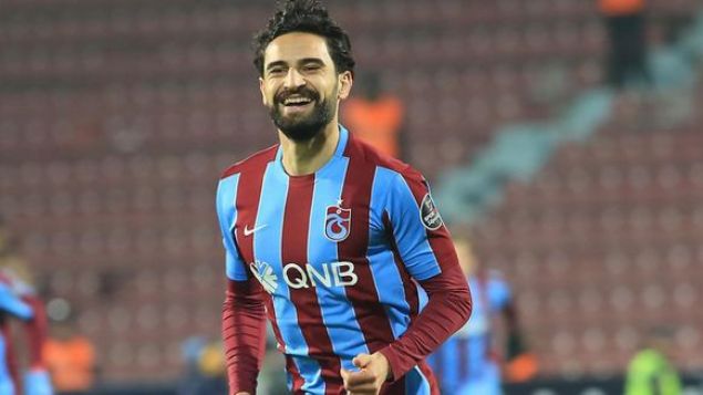                                                                 Mehmet Ekici  <br><br>  2014-2015 sezonunda Bundesliga ekibi Werder Bremen'de sat listesine konlan Mehmet Ekici, Fenerbahe ve Galatasaray'n da gndemine gelse de 15 Austos 2014 gn 1.5 milyon Euro bonservis bedeli karlnda Trabzonspor'a transfer oldu. Trabzonspor'da skora ilk katksn Mersin dman Yurdu'yla oynanan mata 2 asist yaparak salad. lk goln 1 Kasm 2014'te Akhisar Belediyespor deplasmannda att.u anda ligde 5 frikik gol atan Ekici, Seluk nan,Mehmet Topuz,Gkek Vederson ve Pierre van Hooijdonk gibi frikik ustalarnn rekoruna ortak oldu.                                                                         