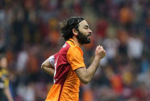                                                                 lk iki sezonunda att paslar ve golleri ile Galatasarayl taraftarlarn 'Xeluk' lakab takt milli futbolcu, son dnemlerde performans sebebiyle eletiri oklarnn hedefi oldu. 2019 ylnn Mays ayna kadar szlemesi bulunan Seluk'un takmda kalp kalmayaca ise merak konusu...                                                              