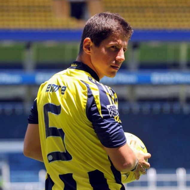                                                                 nter'de oynarken 'Ben Galatasaraylym. Kariyerime yurt dnda devam ediyorum ve dnmek istediimde o gn artlar ne olursa olsun Galatasaray'a dnmek isterim. Galatasaray' ok seviyorum' diye aklama yapmt. Ancak Emre, 2008 ylnda Fenerbahe'nin yolunu tuttu.                                                           