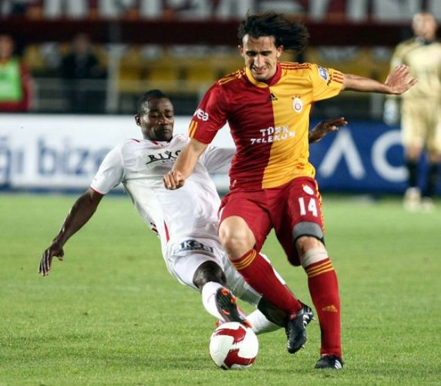                                                                 Mehmet Topal  <br><br>  Mehmet Topal'n Dardanelspor'daki baarl futbolu ile Galatasaray ynetiminin dikkatini ekti.                                                           