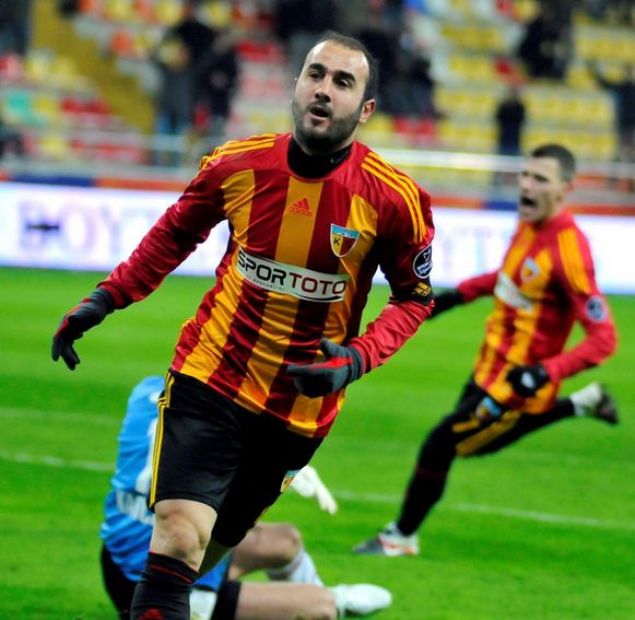                                                                 Gkhan nal  <br><br>  2000'li yllarn ortalarnda ligimizin en gzde forvetlerinden birisi olan Gkhan nal, Kayserispor'daki ikinci sezonda adeta byk bir patlama yapm ve ligde forma giydii 32 mata 25 gole imza atarak ligin gol kral olmutu.                                                            