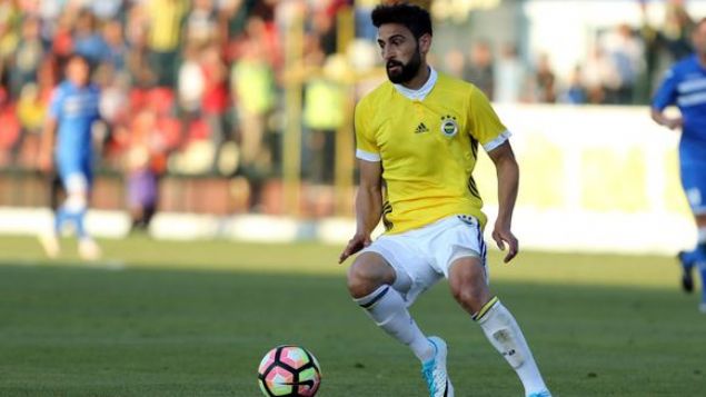                                                                 2014-2017 yllar arasnda Bordo Mavili formay terleten Ekici, Beikta ve Fenerbahe'yi kar karya getirdi. Olcay ahan transferinde iyi ilikiler kuran Trabzonspor ve Beikta arasndaki anlamaya gre Ekici, Beikta'a transfer olacakt. Dnemin Trabzonspor bakan Muharrem Usta, 'Mehmet iin Beikta ile anlatk' demesine ramen, milli futbolcu Beikta'a gitmeyi reddetti. Yarm sezon futbol oynamayan Mehmet Ekici, sezon sonu Fenerbahe'ye imza att.                                                        