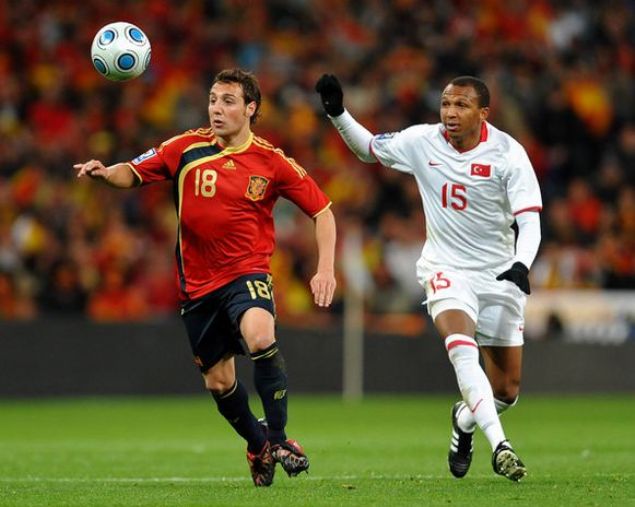                                                                 10 Austos 2003 tarihinde oynanan Fenerbahe-stanbulspor A, Trkiye sper lig manda kt. Orta sahada baarl bir oyun sergileyen futbolcu 2006 ylnda Trk vatandalna kabul edildi. Ardndan Teknik Direktr Fatih Terim tarafndan Milli Takm kadrosuna davet edildi. Milli takmla ilk mana Lksenburg karsnda kt.                                                                                 