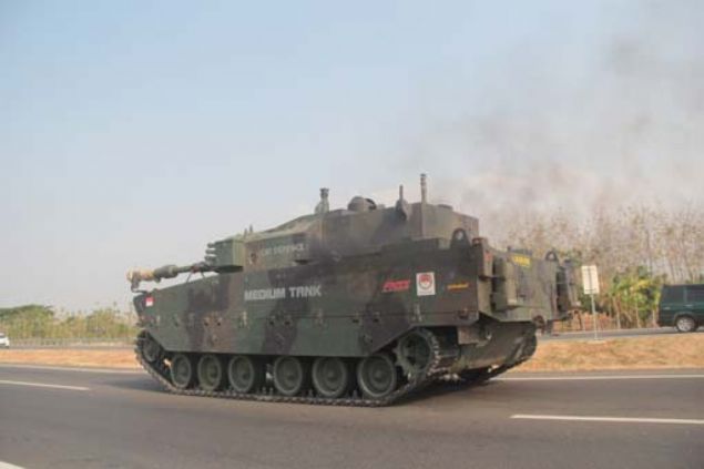                                                                 Kalifikasyon testleri, 'dayankllk testleri' ve 'at testleri' olmak zere iki grupta gerekletirildi. Kaplan MT'yi, Endonezya'nn zorlu koullarnda snayan dayankllk testleri, 6-16 Austos'ta Java Adas'nda yapld. Testlerde, adann bat blmnde, farkl arazi ve iklim koullarn kapsayan yaklak 2 bin kilometrelik bir rota kullanld.                                                           