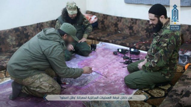                                                                 HT� lideri Ebu Muhammed Colani kimdir? : As�l ad� Usame el-Haddavi olan Ebu Muhammed Colani, El-Kaide�ye kat�lmadan �nce �am �niversitesi t�p fak�ltesinde ��renim g�r�yordu. 2011�de Suriye krizinin ba�lamas�ndan sonra I��D Lideri Ebu Bekir el-Ba�dadi, Colani�yi Suriye�deki operasyonlar�n komutan� olarak Suriye�ye g�nderdi. Suriye�de Nusra Cephesi ad�yla yap�lan �ok say�daki kanl� eyleme liderlik eden Ebu Muhammed Colani ile Ebu Bekir Ba�dadi�nin aras�, Ba�dadi�nin 2013 y�l�nda Nusra ile birle�erek Irak-�am �slam Devleti kurdu�unu a��klamas� ve Colani�nin ise birle�meyi reddetmesi sonucu a��ld�.                                                        