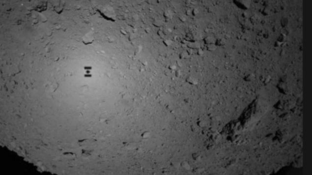                                                                 Japonya'nın uzay aracı Hayabusa 2'nin Ryugu asteroidine gönderdiği 2 gezginci araçtan ilk görüntüler dünyaya ulaştı.                                                           