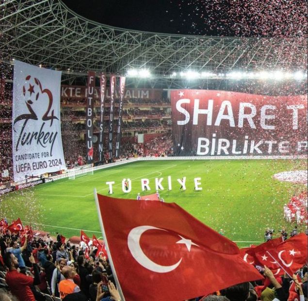                                                                 EURO 2008'DE FNAL OYNAMASINDA KAYBETTK  <br><br>  Trkiye, 2008 Avrupa Futbol ampiyonas (EURO 2008) ev sahiplii iin Yunanistan ile ortak bavuruda bulundu.                                                         