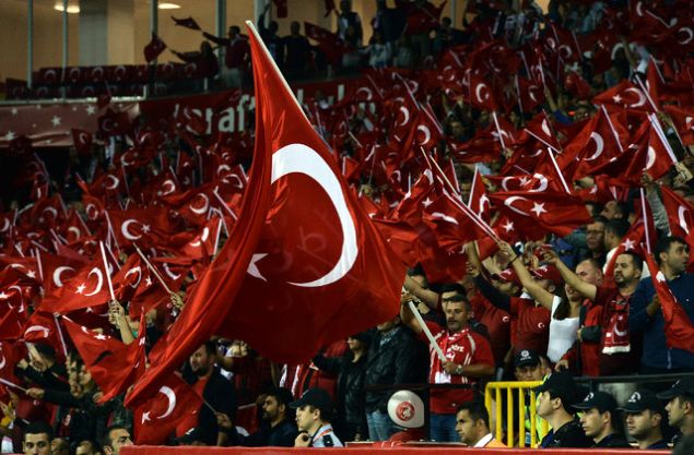                                                                 STANBUL'DAN ATATRK OLMPYAT VE TRK TELEKOM  <br><br>  Trkiye Futbol Federasyonunun, UEFA'ya verdii dosyada stanbul'dan 2 stat yer alyor. EURO 2024 iin yeniden ina edilmesi planlanan Atatrk Olimpiyat Stad'nn 92 bin 208 kii kapasiteli olmas planlanyor. Yeniden inşa edilecek bu stadn, sahaya daha da yaklaşacak tribünleri, etkileyici akustiği ve futbolcu tüneli ile karma bölümü görebilen ağrlama alanlar sayesinde eşsiz bir seyirci deneyimi sunaca akland. Atatrk Olimpiyat Stad, 191 locay da iinde barndracak.                                                         