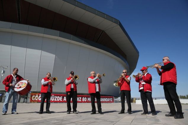                                                                 ADAYLIK SERVEN  <br><br>  Daha nceki 3 adaylnda baarl olamayan Trkiye, 2020 Avrupa Futbol ampiyonas ev sahiplii iin de aday olmu, sonra ise adaylktan ekilmiti. EURO 2008'e Yunanistan ile aday olan Trkiye, EURO 2012 ve EURO 2016'ya tek bana adaylk bavurusu yapt.                                                          