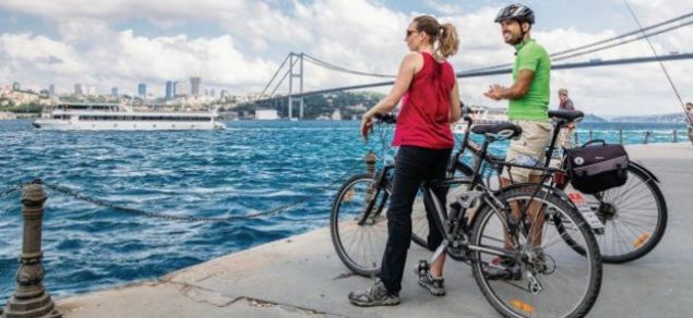                                                                 Trkiye Futbol Federasyonunun ubat 2009'da resmi bavuruda bulunduu turnuvay dzenlemek iin Trkiye, talya ve Fransa tek bana aday olurken Norve ile sve ortak adaylk bavurusunda bulundu.                                                          