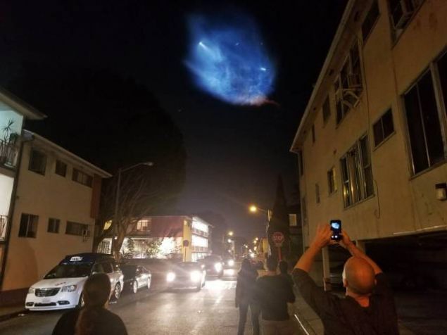 ABD'li uzay mekii ve roket reticisi SpaceX, Arjantin uzay ajansnn gzlem uydusunu uzaya yollad. te o anda ekilen bir fotoraf... 