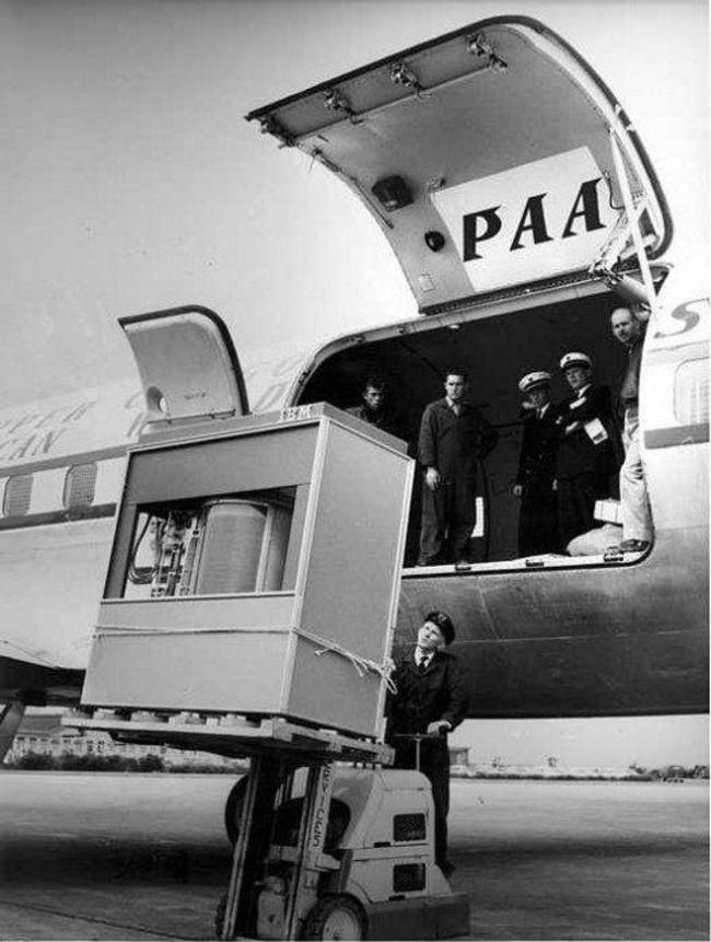                                                                  5 MB'l�k hard disk, PanAm u�a��na y�klenirken, 1956.    